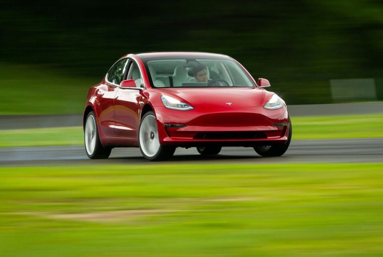 Tesla Model 3 removes competitors on the racetrack