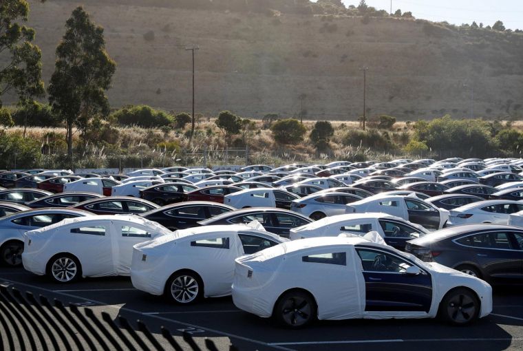 Tesla ‘has a shot’ at record 100,000 cars this quarter